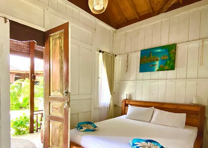 Lotus & Teak Hotel 3*